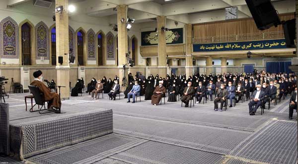 رهبر انقلاب: اگر حقایق را روایت نکنید دشمن با دروغ و تحریف جای ظالم و مظلوم را عوض میکند رهبر انقلاب: اگر حقایق را روایت نکنید دشمن با دروغ و تحریف جای ظالم و مظلوم را عوض میکند