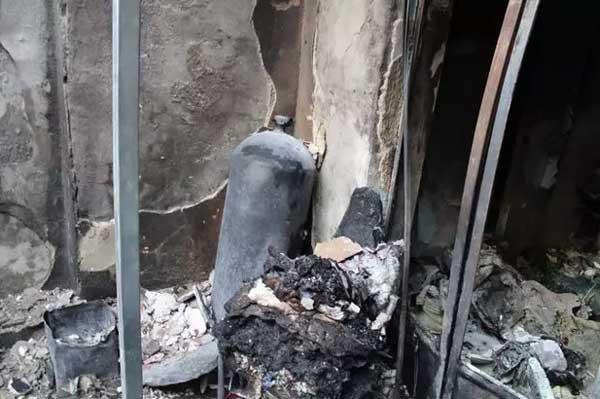 فوت یک نفر بر اثر آتش سوزی واقع در خیابان اتابک (+عکس) فوت یک نفر بر اثر آتش سوزی واقع در خیابان اتابک (+عکس)