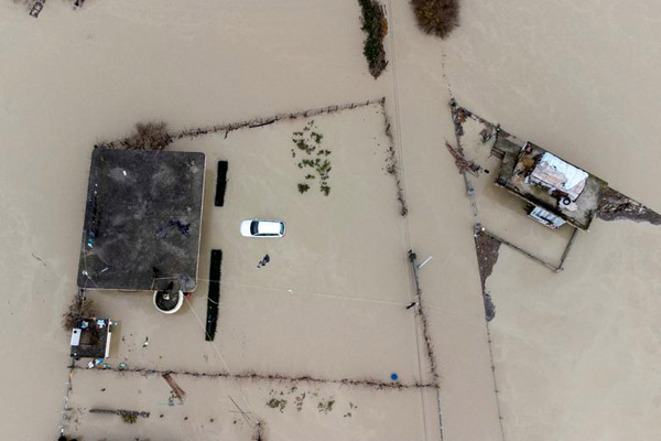 سیل و طوفان و فوران آتشفشان در نقاط مختلف دنیا (گزارش تصویری) سیل و طوفان و فوران آتشفشان در نقاط مختلف دنیا (گزارش تصویری)