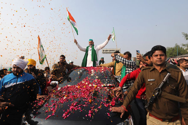 راننده ای که شوالیه شد / شیطان را بیرون می اندازند ( گزارش تصویری)  راننده ای که شوالیه شد / شیطان را بیرون می اندازند ( گزارش تصویری)