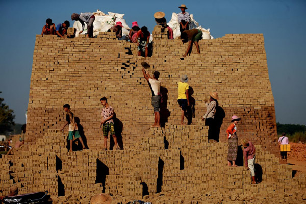 راننده ای که شوالیه شد / شیطان را بیرون می اندازند ( گزارش تصویری)  راننده ای که شوالیه شد / شیطان را بیرون می اندازند ( گزارش تصویری)