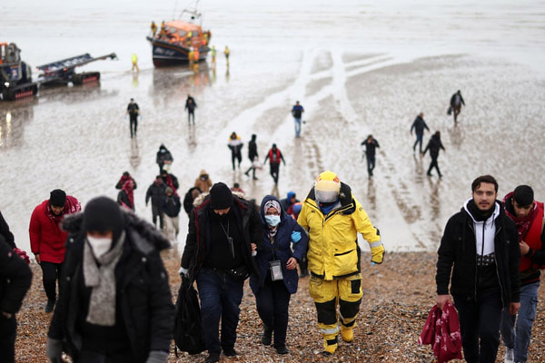 جنجال مرگ همسر یک دیکتاتور / چهره وحشت زده کودک مهاجر (گزارش تصویری) جنجال مرگ همسر یک دیکتاتور / چهره وحشت زده کودک مهاجر (گزارش تصویری)