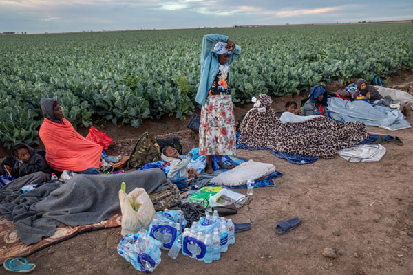 جنجال مرگ همسر یک دیکتاتور / چهره وحشت زده کودک مهاجر (گزارش تصویری) جنجال مرگ همسر یک دیکتاتور / چهره وحشت زده کودک مهاجر (گزارش تصویری)