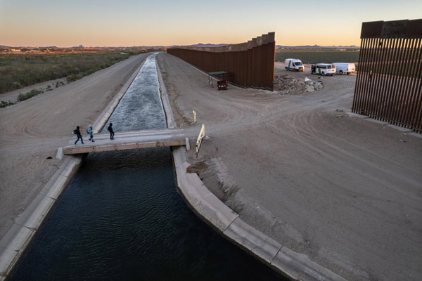 جنجال مرگ همسر یک دیکتاتور / چهره وحشت زده کودک مهاجر (گزارش تصویری) جنجال مرگ همسر یک دیکتاتور / چهره وحشت زده کودک مهاجر (گزارش تصویری)