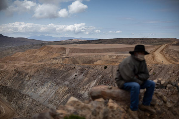 جنجال مرگ همسر یک دیکتاتور / چهره وحشت زده کودک مهاجر (گزارش تصویری) جنجال مرگ همسر یک دیکتاتور / چهره وحشت زده کودک مهاجر (گزارش تصویری)