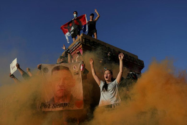 جنجال مرگ همسر یک دیکتاتور / چهره وحشت زده کودک مهاجر (گزارش تصویری) جنجال مرگ همسر یک دیکتاتور / چهره وحشت زده کودک مهاجر (گزارش تصویری)