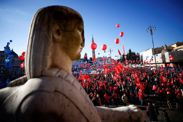 جنجال مرگ همسر یک دیکتاتور / چهره وحشت زده کودک مهاجر (گزارش تصویری) جنجال مرگ همسر یک دیکتاتور / چهره وحشت زده کودک مهاجر (گزارش تصویری)