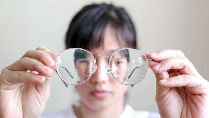 تولید قطره‌های چشمی که می‌تواند جایگزین عینک مطالعه شود