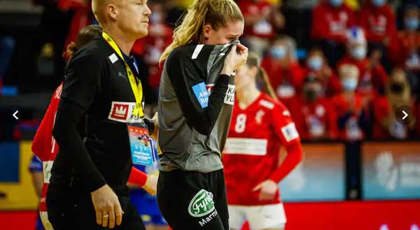 عکس باورنکردنی؛ یک سانتیمتر تا مغز دروازهبان (+عکس) عکس باورنکردنی؛ یک سانتیمتر تا مغز دروازهبان (+عکس)