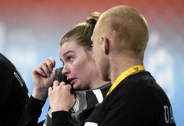 عکس باورنکردنی؛ یک سانتیمتر تا مغز دروازهبان (+عکس) عکس باورنکردنی؛ یک سانتیمتر تا مغز دروازهبان (+عکس)