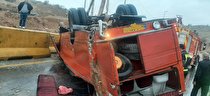 نجات دو سرنشین مصدوم مینی بوس واژگون شده در جاده خرم آباد به پلدختر