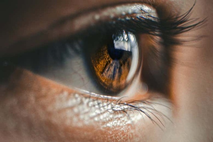 قرار گرفتن در معرض نور قرمز عمیق یا نزدیک به فروسرخ می‌تواند با بهبود عملکرد میتوکندری چشم یا همان مرکز انرژی سلول‌ها، منجر به اصلاح جزئی، اما پایدار کاهش بینایی شود.