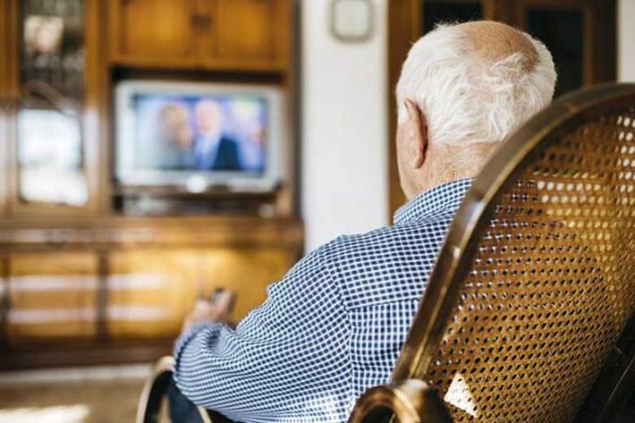 درباره رابطه بین سالمندی و تماشای تلویزیون چه می‌دانید؟