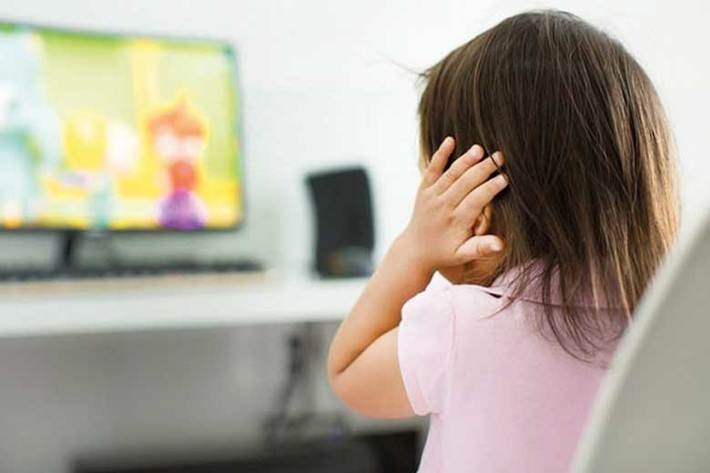 والدین باید تماشای تلویزیون در خانه را مدیریت و کنترل کنند. فرزندان ما برای رشد سالم به فعالیت‌های متنوعی نیاز دارند و اگر تماشای تلویزیون به درستی مدیریت شود، می‌تواند سرگرم‌کننده و آموزنده باشد.