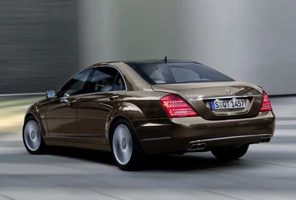 قدرت‌نمایی مرسدس S کلاس ۱۲ سیلندر در اتوبان (+عکس)