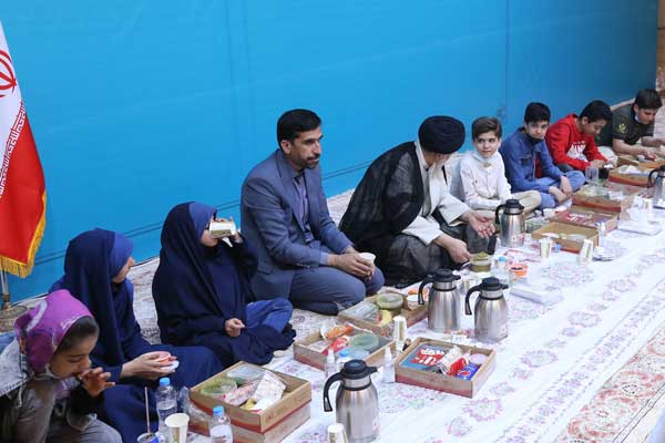 افطار رئیس جمهور همراه با ایتام (+عکس) افطار رئیس جمهور همراه با ایتام (+عکس)