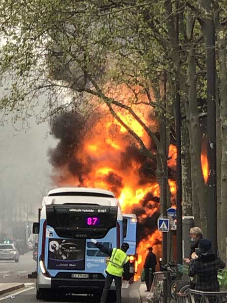 دود غلیظی از مرکز شهر پاریس به هوا برخاست (+عکس) دود غلیظی از مرکز شهر پاریس به هوا برخاست (+عکس)