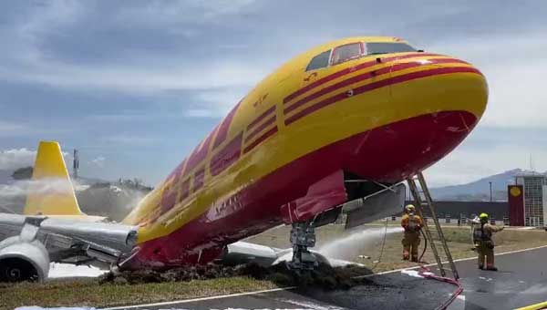 دو نیم شدن هواپیما هنگام فرود (+تصاویر و فیلم) دو نیم شدن هواپیما هنگام فرود (+تصاویر و فیلم)