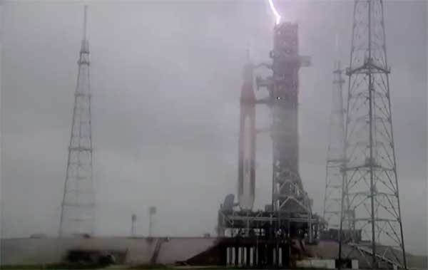 برخورد صاعقه به سکوی پرتاب موشک مگا مون (+ عکس و فیلم) برخورد صاعقه به سکوی پرتاب موشک مگا مون (+ عکس و فیلم)