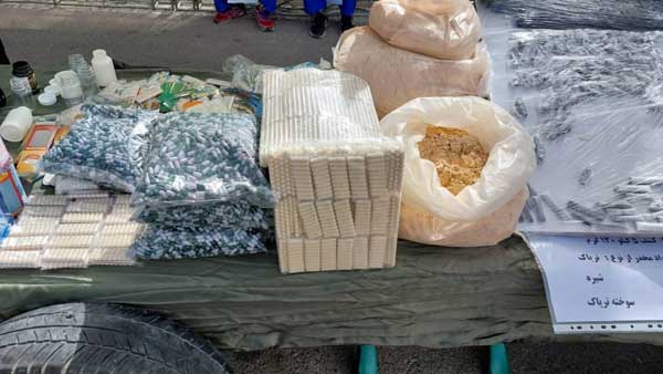 کشف ۸ هزار داروی ناشناخته غیرمجاز از عطاری (+عکس)