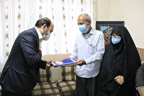 دیدار استاندار هرمزگان با خانواده شهیدان مرادی زاده و محمودی