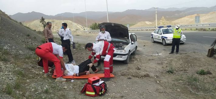 امداد رسانی هلال احمر تربت حیدریه به 3 مصدوم حادثه واژگونی خودروی سواری پژو پارس در محور مشهد به تربت حیدریه