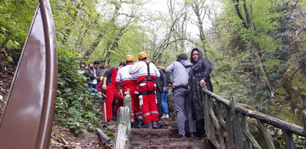 نجات مسافر سقوط کرده از آبشار کبودوال (+عکس)
