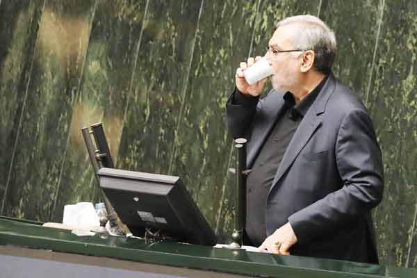  برخورد غیر بهداشتی با یک استیضاح ‌| 59 امضا برای استیضاح وزیر بهداشت  