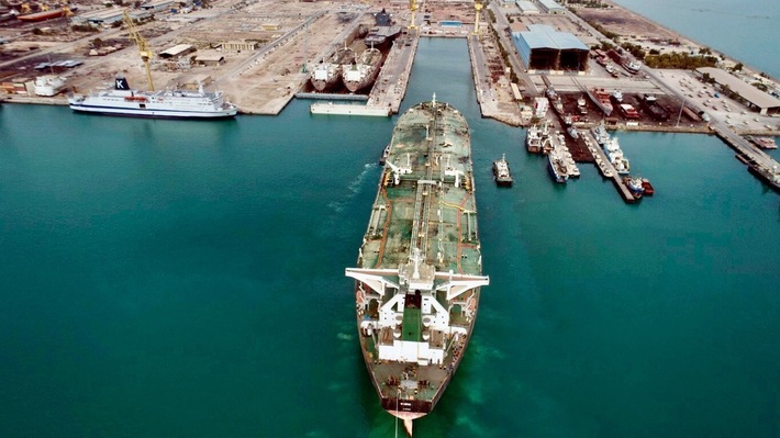 درای داک مجتمع کشتی سازی و صنایع فراساحل ایران برای دومین بار در تاریخ کشتی سازی کشور میزبان یک سوپرتانکر با ظرفیت بالای دو میلیون بشکه جهت انجام تعمیرات اساسی شد.