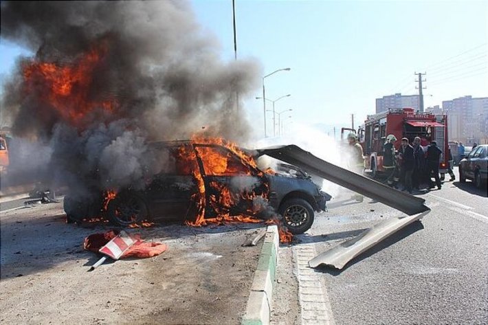 بر اثر تصادف در محور تربت‌جام _ تایباد و آتش گرفتن خودروها سه نفر جان خود را از دست دادند.