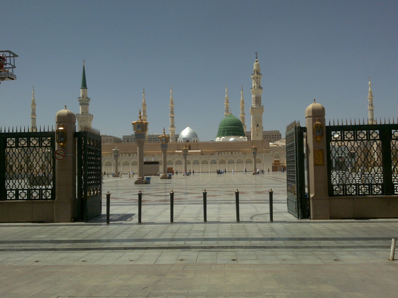 یک دنیا عشق و ارادت مردم روستای پردنجان به مقام شامخ شهید گمنام یک دنیا عشق و ارادت مردم روستای پردنجان به مقام شامخ شهید گمنام