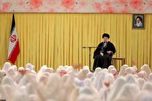 رهبر انقلاب: نوگلان عزیز با خدا دوست باشید و کاری کنید جزو زنان بزرگ کشور شوید