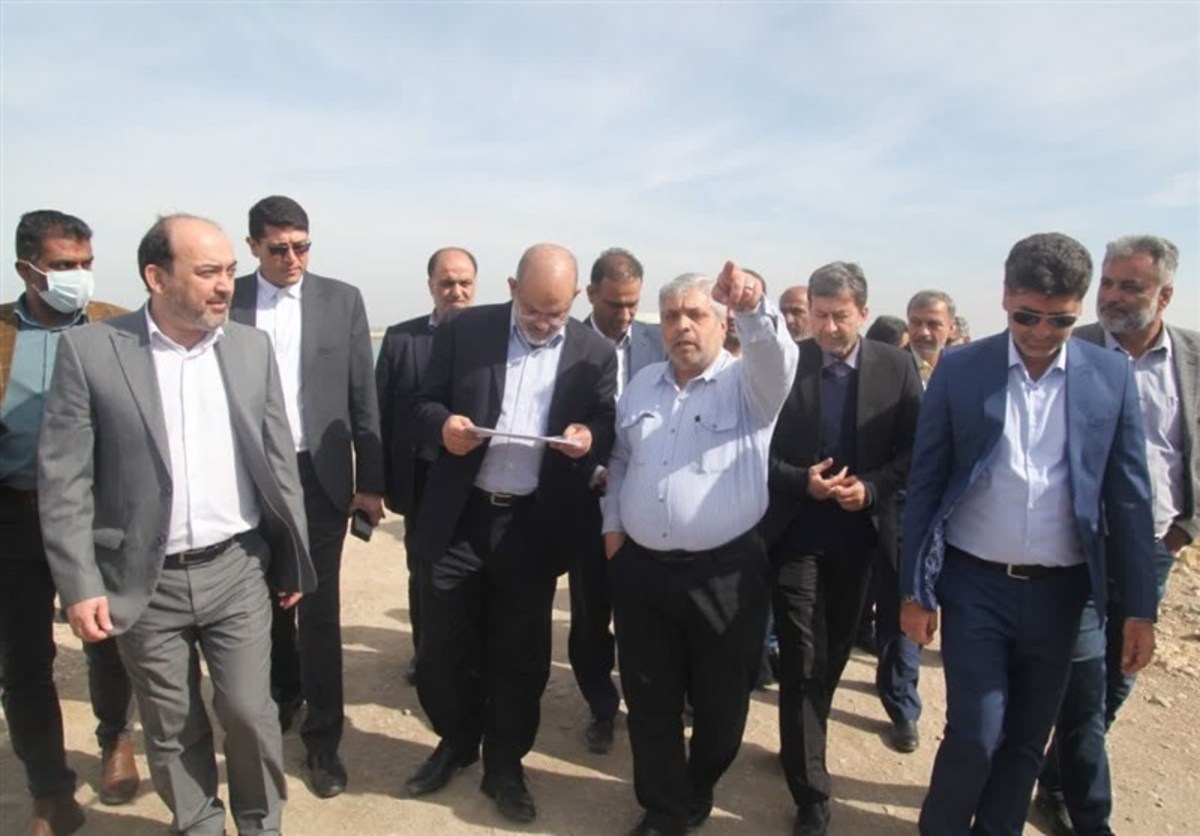 وزیر کشور امروز در اولین برنامه سفر خود به هرمزگان، از شهر جدید ساحلی خلیج فارس و اسکله نخل ناخدا بازدید کرد.