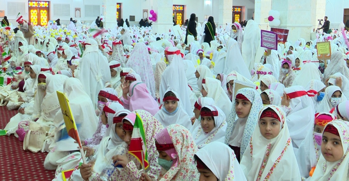 جشن تکلیف شش هزار دانش آموز دختر مقطع سوم ابتدایی مدارس بندرعباس، در مسجد جامع شهر برگزار شد.