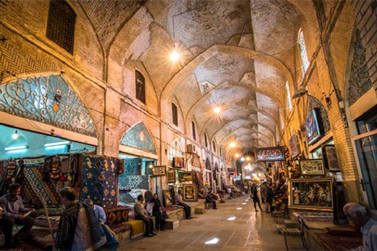 شیراز از آن شهرهایی است که نه تنها تاریخ و فرهنگ و هنرش، بلکه سوغاتش نیز حسابی مورد توجه است، سوغاتی که بسیار به چشم یادگار خاص شیراز به آن نگاه می‌کنند.