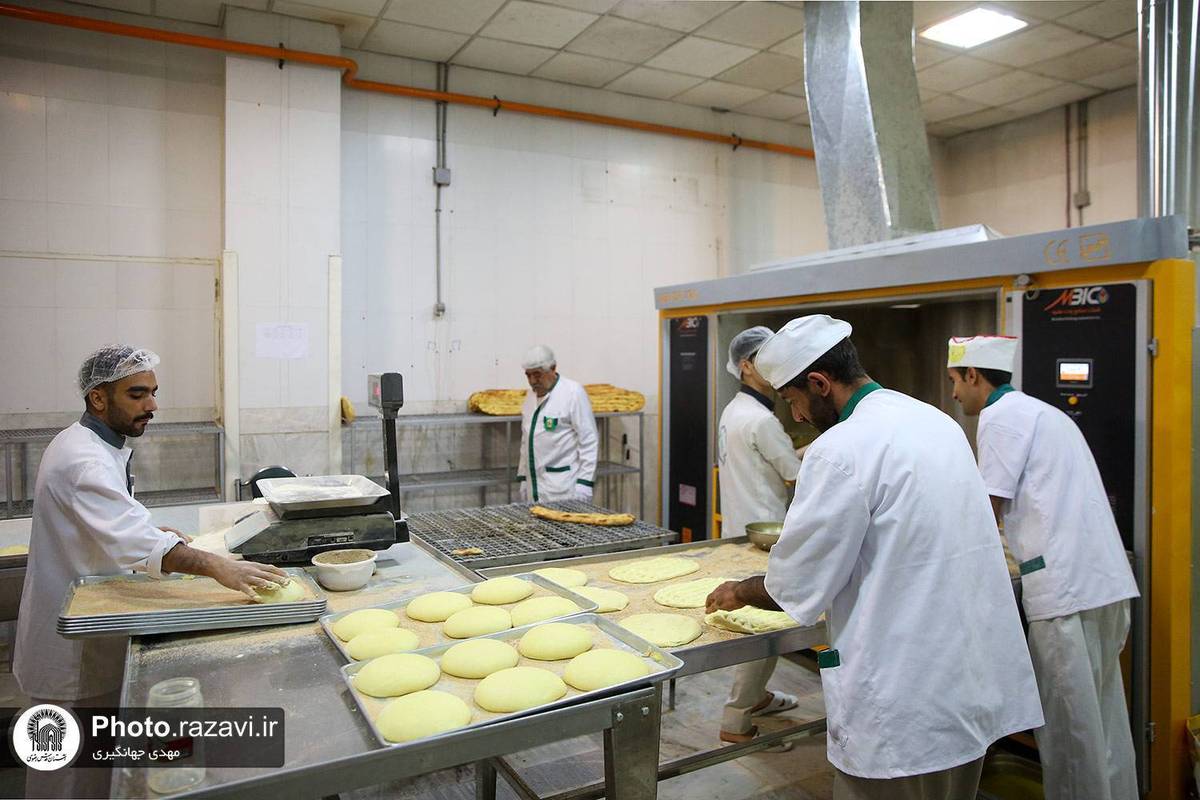 میزبانی از زائران و خادمان امام هشتم(ع) با روزانه ۱۰ هزار قرص نان گرم و سالم