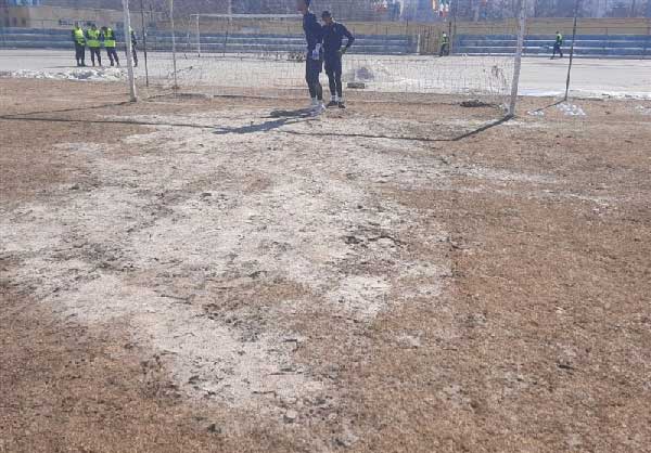 ببینید | آماده‌سازی ورزشگاه ارومیه با گچ و اسپری قرمز!