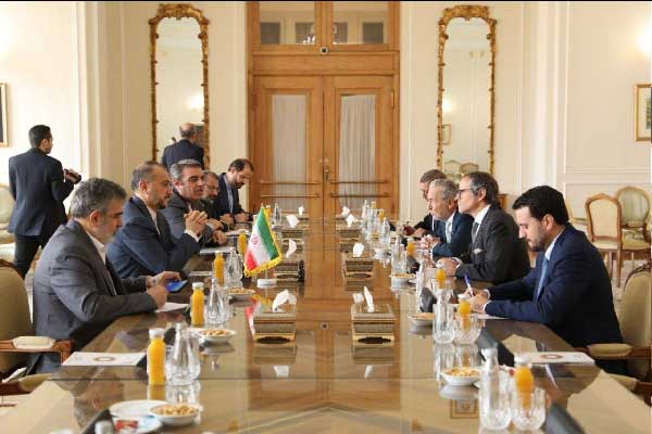 چرا علی باقری در مذاکرات با مدیرکل آژانس بینالمللی انرژی اتمی حضور نداشت؟ چرا علی باقری در مذاکرات با مدیرکل آژانس بینالمللی انرژی اتمی حضور نداشت؟