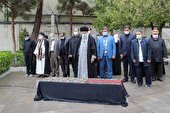 عکس | اقامه نماز رهبر انقلاب بر پیکر دکتر حسن غفوری فرد