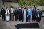 ببینید | اقامه نماز رهبر انقلاب بر پیکر دکتر حسن غفوری‌ فرد