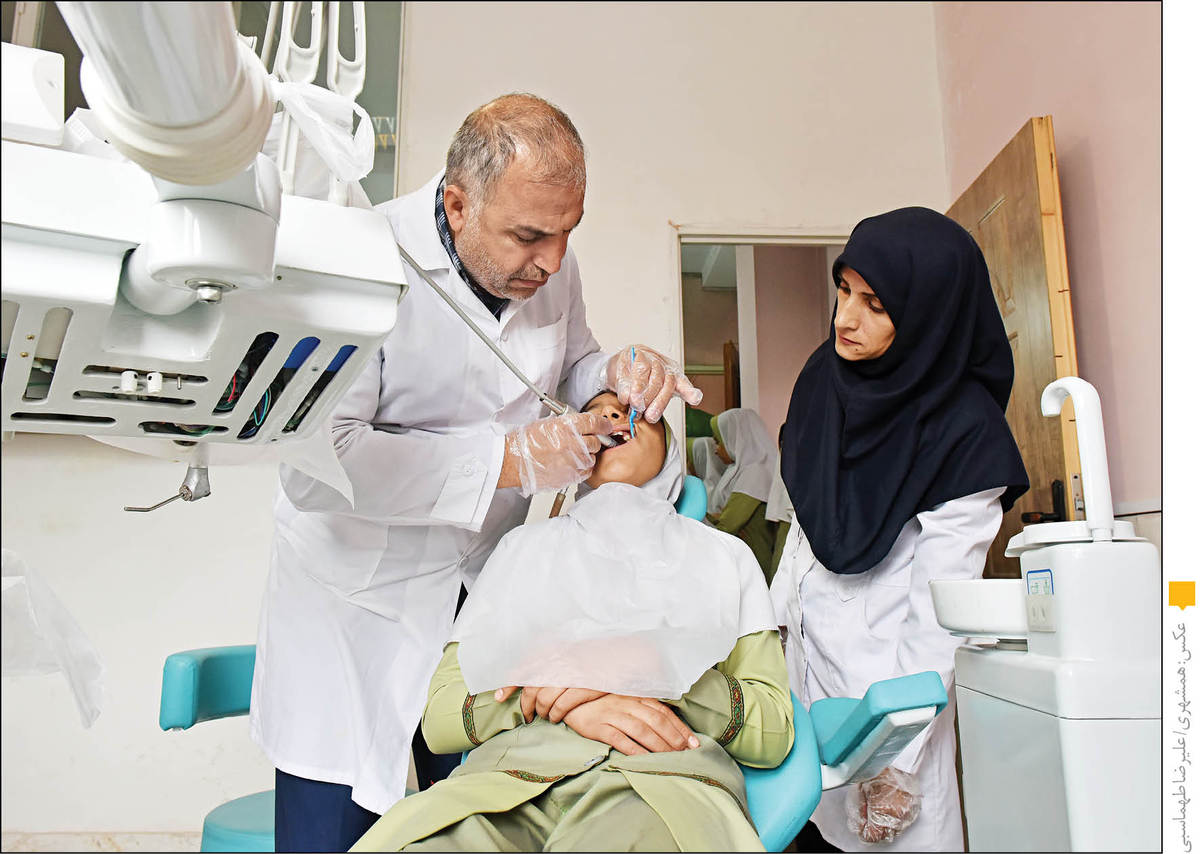 کودکان شش تا ۱۴ساله و مادران شیرده و باردار در مراکز بهداشتی و درمانی روستایی خدمات رایگان دندانپزشکی دریافت می‌کنند.