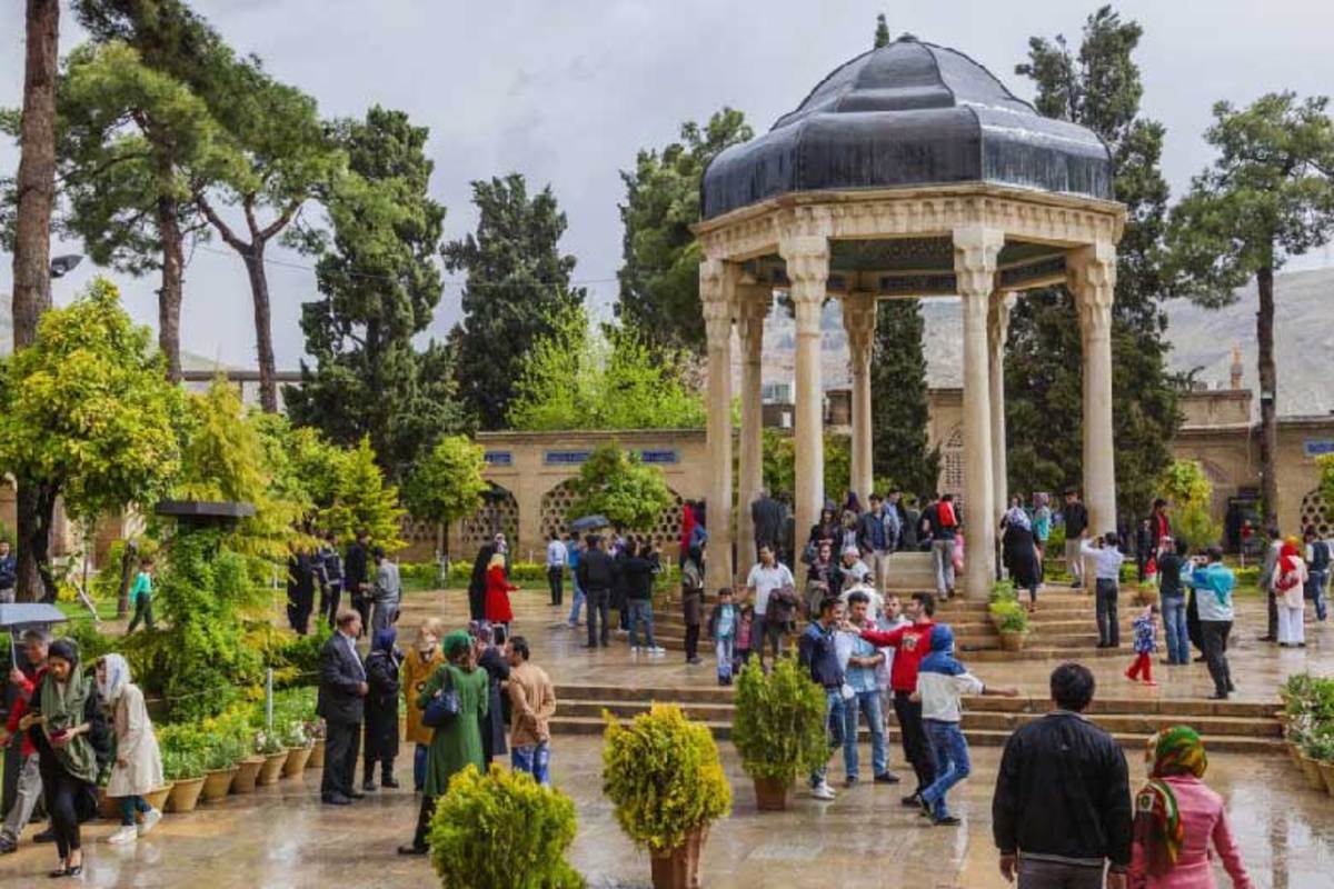 شیراز، مهد تمدن، شعر فرهنگ ایرانی است. مردم شیراز را مردمانی صمیمی‌، باهوش و سرزنده هستند. این شهر زیبا جایگاه بسیاری از بزرگ‌ترین جاذبه‌های ایران‌زمین است. به ویژه: تخت جمشید، حافظیه، حمام وکیل و دیگر مکان‌های تاریخی.