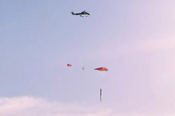 راکت «لب» بوستر در حال سقوط را با بالگرد گرفت +عکس