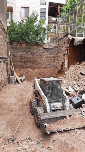 مصدومیت پیرزن در پی ریزش دیوار ساختمان قدیمی +عکس