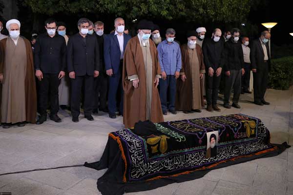 عکس | اقامه نماز رهبر انقلاب بر پیکر حجتالاسلام فاطمی نیا عکس | اقامه نماز رهبر انقلاب بر پیکر حجتالاسلام فاطمی نیا