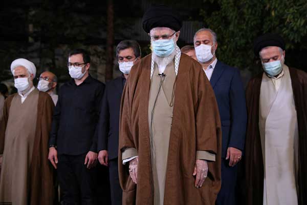 عکس | اقامه نماز رهبر انقلاب بر پیکر حجتالاسلام فاطمی نیا عکس | اقامه نماز رهبر انقلاب بر پیکر حجتالاسلام فاطمی نیا