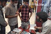 گزارش تصویری | نویسنده کتاب آداب کتابخواری در غرفه جام جم