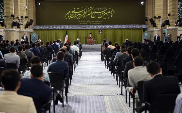 دیدار جمعی از دانشجویان با رهبر انقلاب +عکس