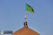 تعویض پرچم گنبد منور رضوی در سالروز ولادت حضرت رضا(ع)
