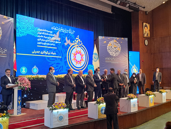 اهدای تندیس جشنواره تجلیل از خیرین و واقفین دانشگاه تهران به گلرنگ اهدای تندیس جشنواره تجلیل از خیرین و واقفین دانشگاه تهران به گلرنگ